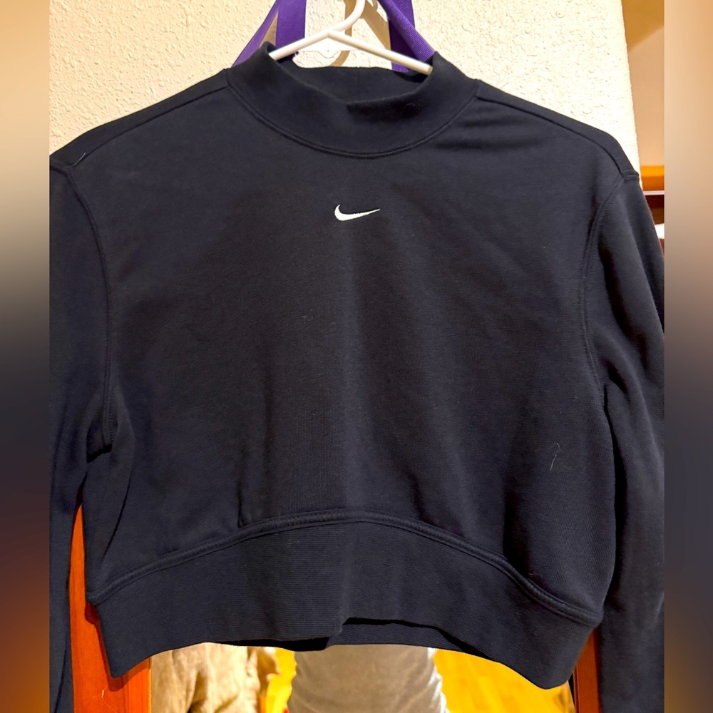 NIKE NWT Women's Black Cropped Top